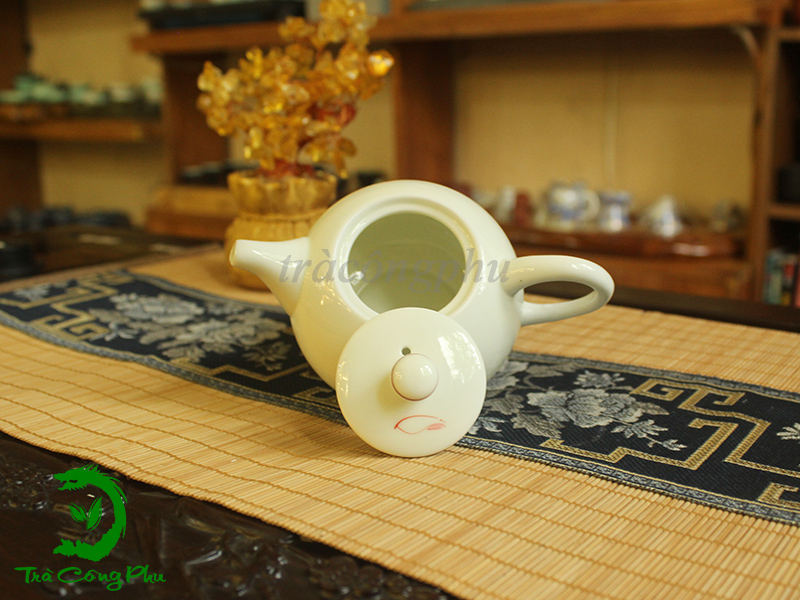Ấm được trang trí họa tiết hoa sen